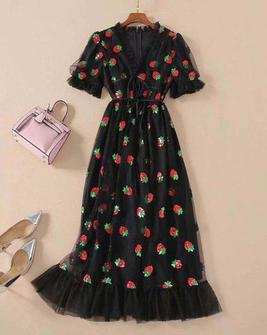 Vestido largo plisado de malla con fresas y lentejuelas