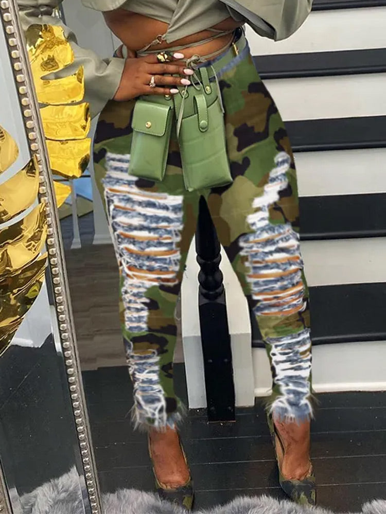 Zerrissene Jeans mit Camouflage-Print