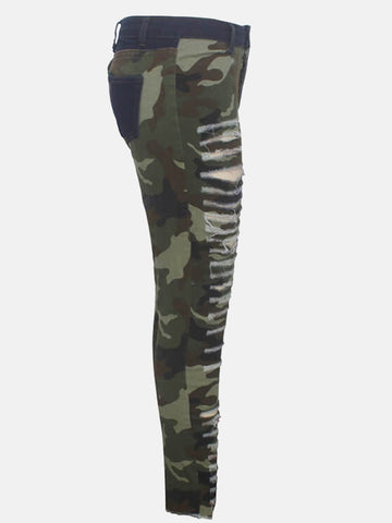 Zerrissene Jeans mit Camouflage-Print