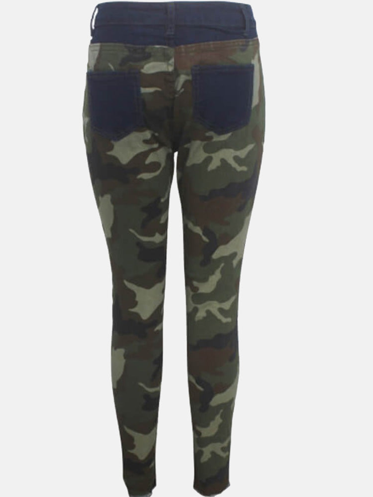 Zerrissene Jeans mit Camouflage-Print