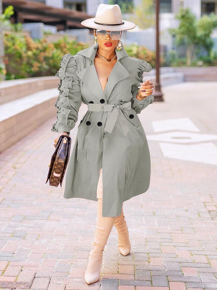 Abrigo liso con cuello vuelto y volantes