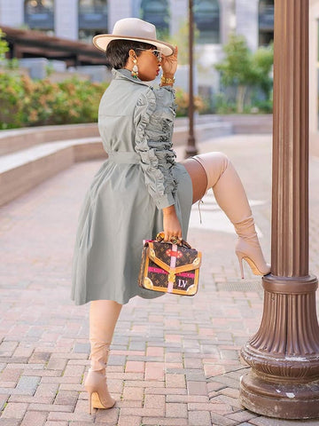 Abrigo liso con cuello vuelto y volantes