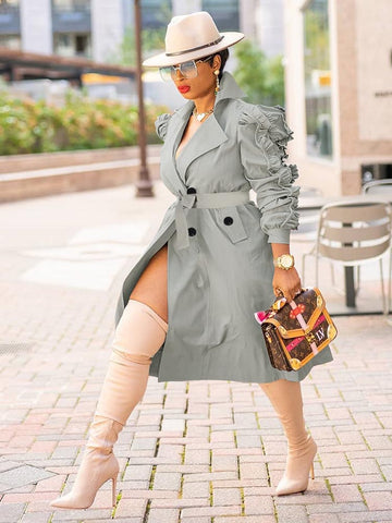 Abrigo liso con cuello vuelto y volantes