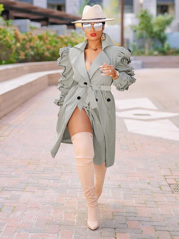 Abrigo liso con cuello vuelto y volantes