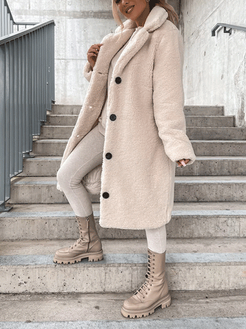 Abrigo largo de piel de peluche con solapa sólida