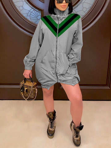 Abrigo con cremallera y retazos en V