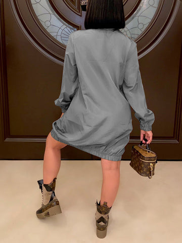 Abrigo con cremallera y retazos en V