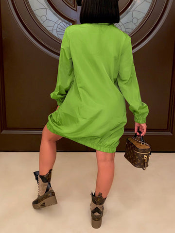 Abrigo con cremallera y retazos en V