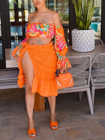 Einfarbiger, geraffter Rock mit Schlitz und Krawatte