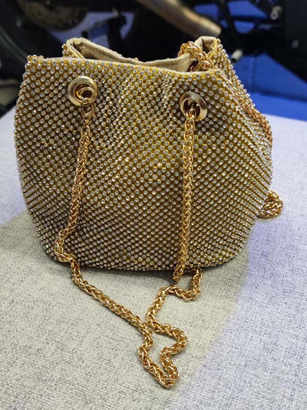 Beuteltasche mit Strass-Kette