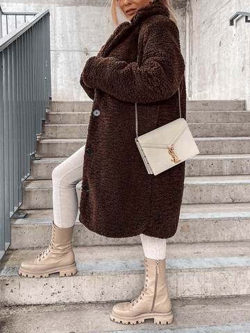 Abrigo largo de piel de peluche con solapa sólida