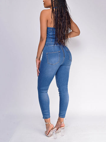 Ärmelloser Neckholder-Jumpsuit aus Denim in enger Passform