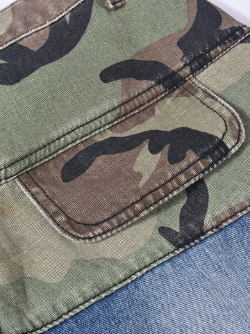 Jeans cargo con parches de camuflaje