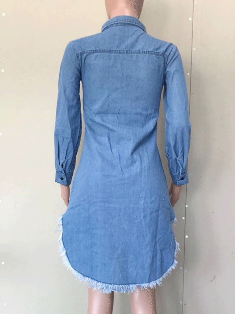 Minikleid aus zerrissenem Denim mit Quasten