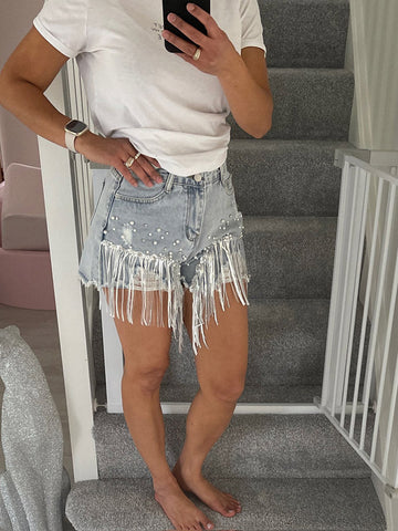 Jeansshorts mit Paillettenquaste und Perlen