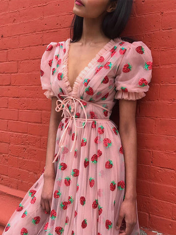 Vestido largo plisado de malla con fresas y lentejuelas