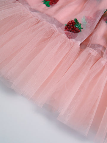 Vestido largo plisado de malla con fresas y lentejuelas