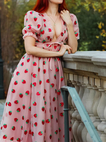 Vestido largo plisado de malla con fresas y lentejuelas