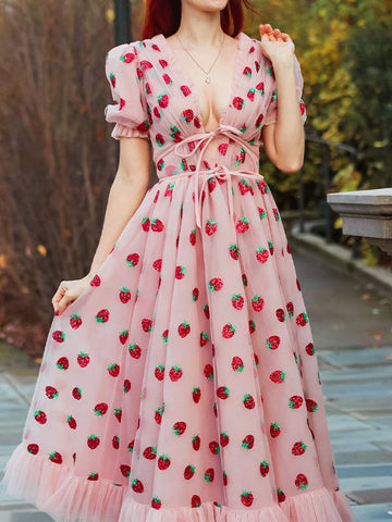 Vestido largo plisado de malla con fresas y lentejuelas