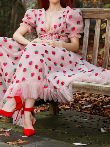 Vestido largo plisado de malla con fresas y lentejuelas