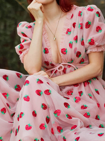 Vestido largo plisado de malla con fresas y lentejuelas