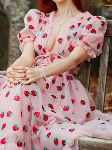 Vestido largo plisado de malla con fresas y lentejuelas