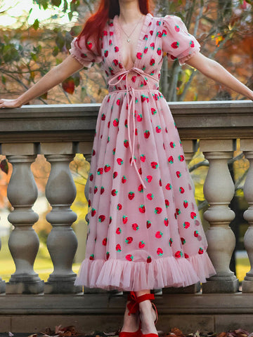 Vestido largo plisado de malla con fresas y lentejuelas