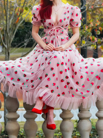 Vestido largo plisado de malla con fresas y lentejuelas