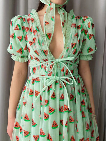 Vestido largo plisado de malla con fresas y lentejuelas