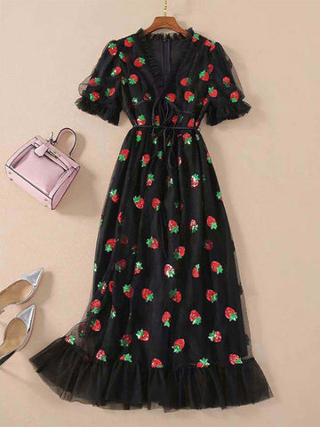 Vestido largo plisado de malla con fresas y lentejuelas