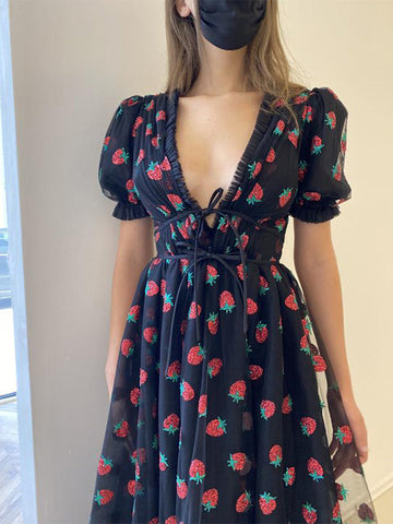 Vestido largo plisado de malla con fresas y lentejuelas