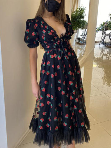 Vestido largo plisado de malla con fresas y lentejuelas