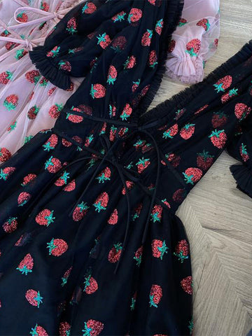 Vestido largo plisado de malla con fresas y lentejuelas