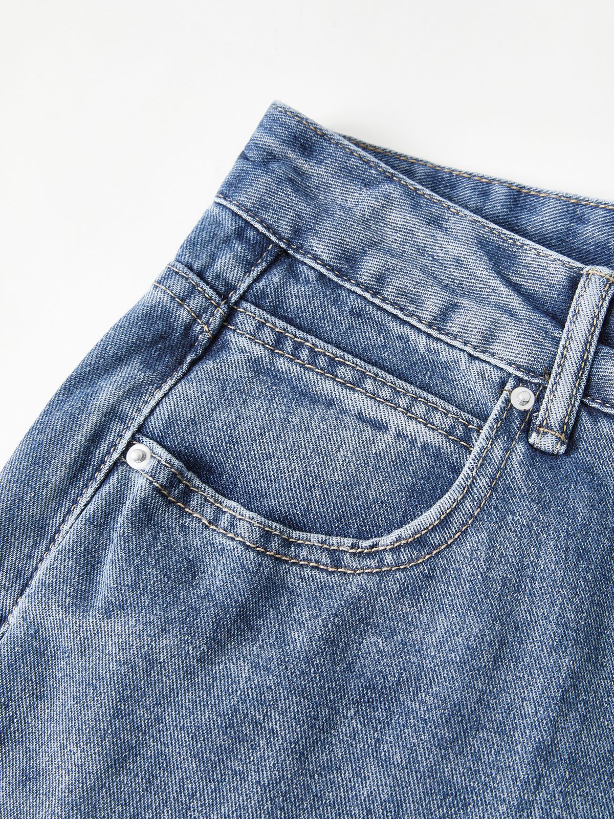 Pocket Design Blue Wash Boyfriend Jeans