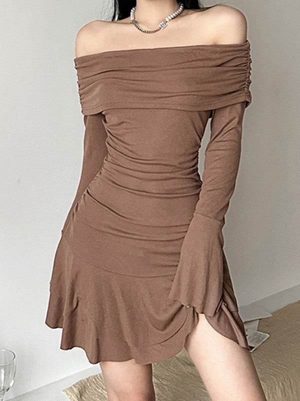 Schulterfreies, geripptes Minikleid mit Rüschen