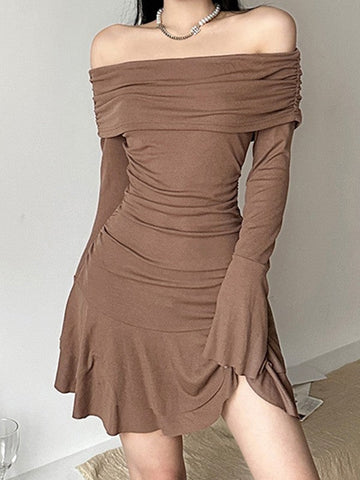 Schulterfreies, geripptes Minikleid mit Rüschen