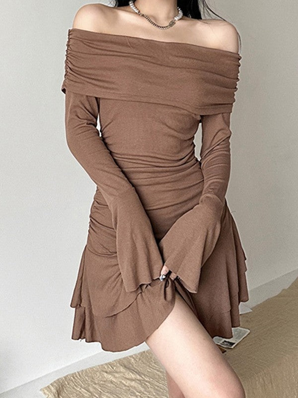 Schulterfreies, geripptes Minikleid mit Rüschen