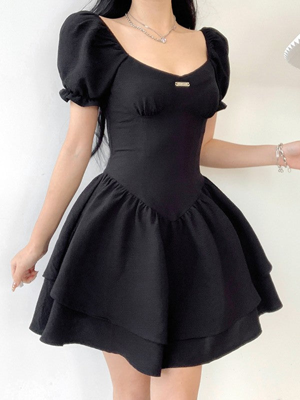 Vestido corto negro con mangas abullonadas y corsé