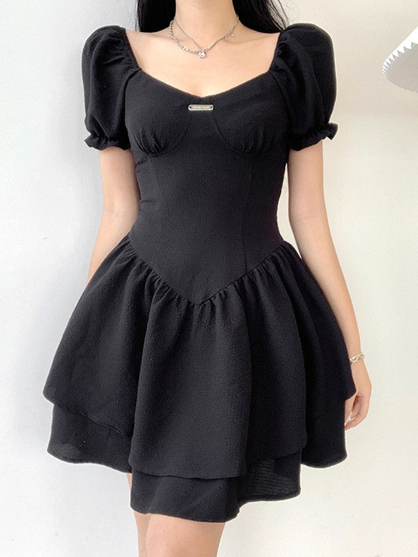 Vestido corto negro con mangas abullonadas y corsé