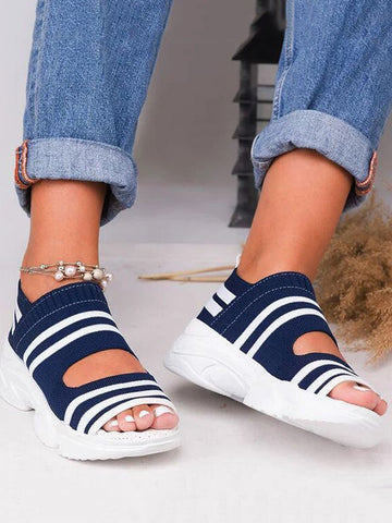 Gestreifte Sandalen mit Cut-outs