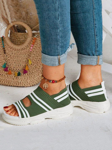 Sandalias con recortes de rayas