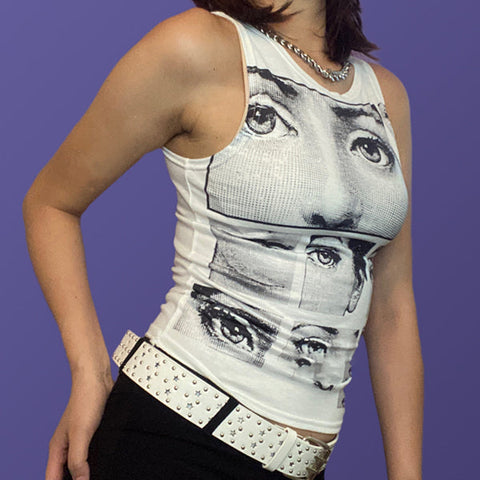 Kurzes Tanktop mit Staring Eye-Grafik