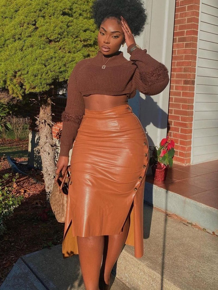 PU-Rock mit Gürtel und seitlichen Knöpfen und unregelmäßigem Saum