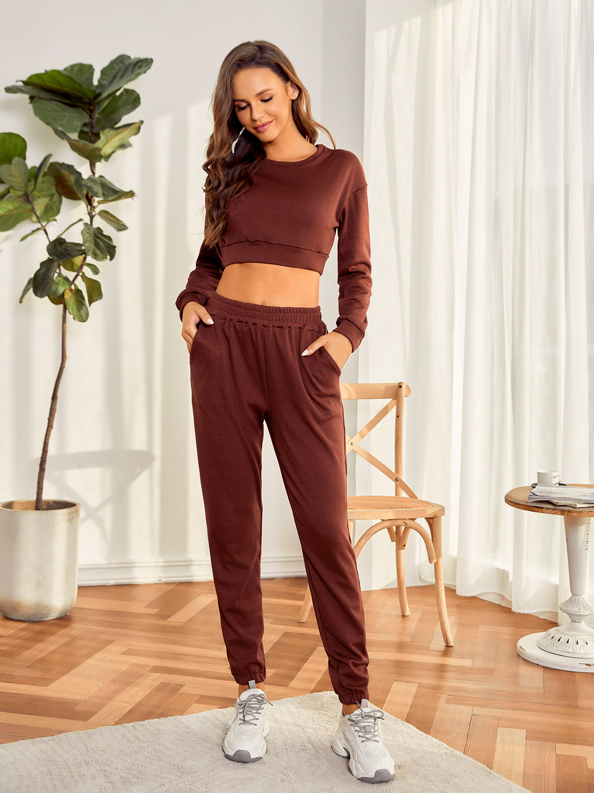 Conjunto de sudadera y joggers lisos para estar en casa