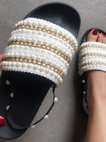 Sandalias planas con perlas