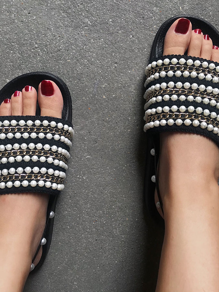 Sandalias planas con perlas