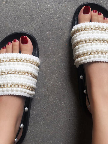 Sandalias planas con perlas