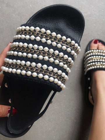 Sandalias planas con perlas