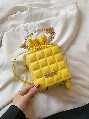 Bolso tipo cubo con cadena