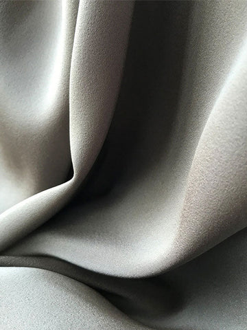 Langärmliges Midi-Hemdkleid aus Satin mit Gürtel